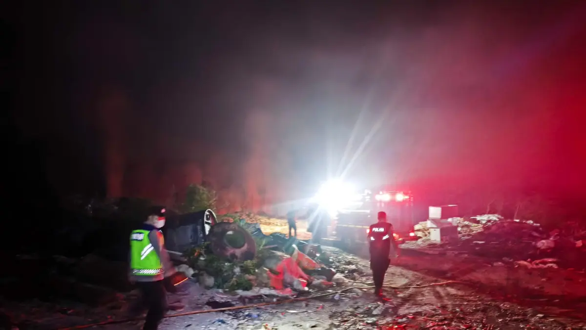 Petugas pemadam kebakaran berjibaku memadamkan api yang melahap tumpukan bongkaran bangunan di kawasan Pemogan, Denpasar Selatan, pada Kamis dini hari (18/6) kemarin. (Foto Adrian Suwanto) 