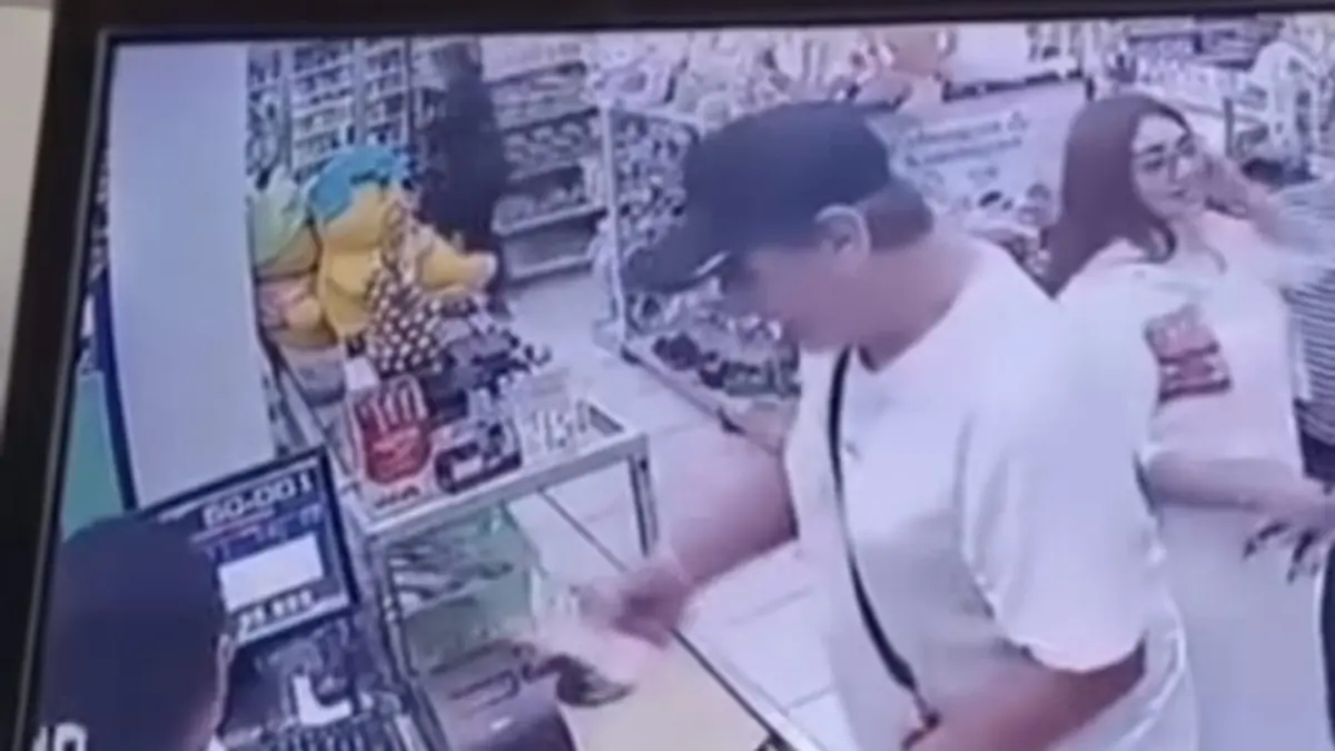 Tangkapan layar rekaman CCTV yang menunjukkan sosok WNA yang diduga melakukan pencurian dengan modus menipu di minimarket kawasan Munggu, Badung.(Istimewa) 