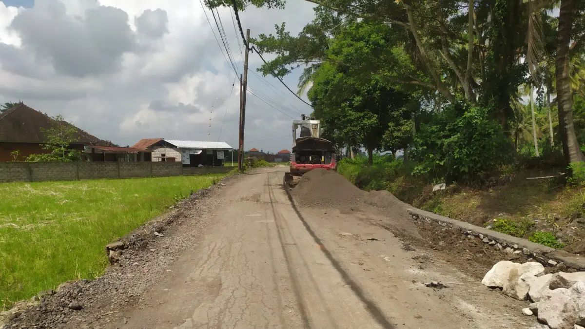 Proses perbaikan ruas jalan kabupaten di wilayah Kecamatan Kerambitan yang dikerjakan oleh Dinas PUPR Kabupaten Tabanan. ( Foto Juliadi) 