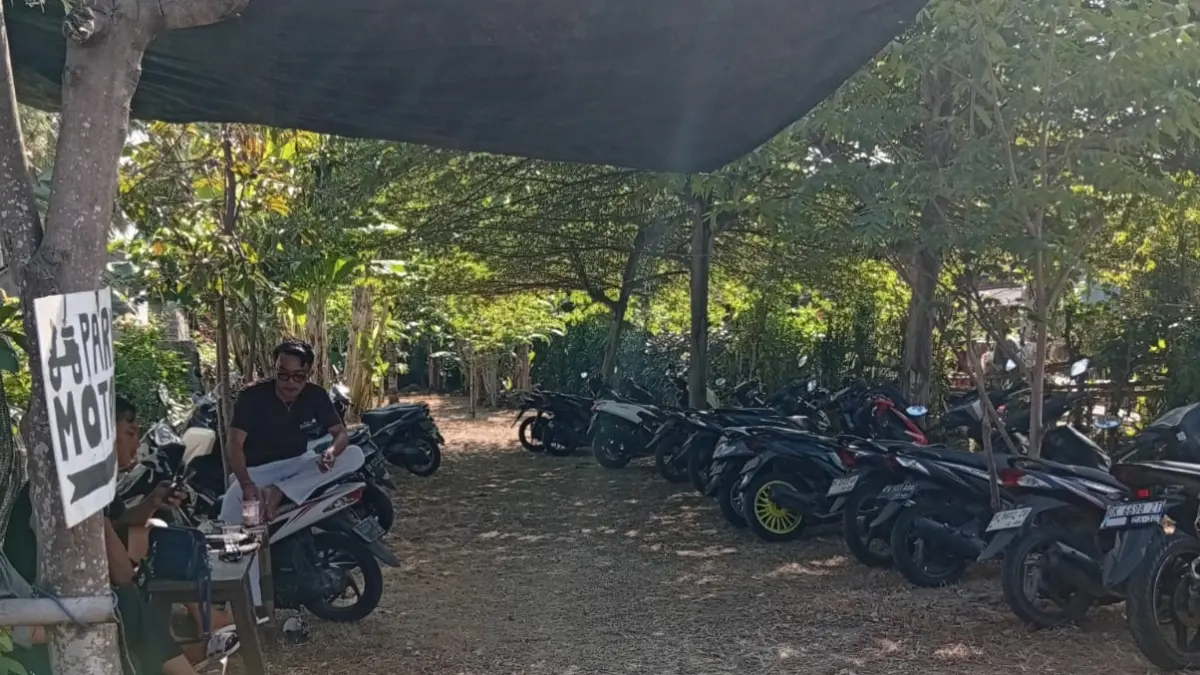 Suasana Pasar Adat Pergung, pasar musiman yang hanya dibuka saat perayaan Hari Raya Galungan dan Kuningan di Desa Pergung, Kecamatan Mendoyo, Jembrana. (Foto M. Basir) 