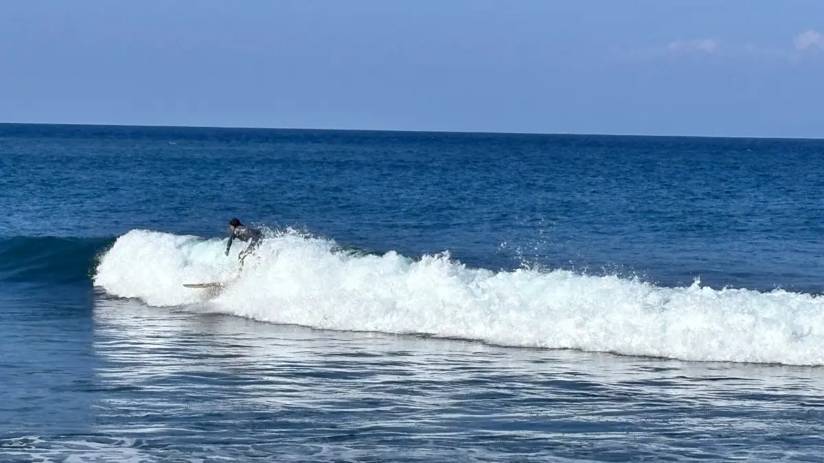 Wisatawan sedang melakukan aktivitas berselancar di Pantai Dalem Jasri, Karangasem, pada Kamis (18/6) lalu. (Foto Zulfika Rahman) 