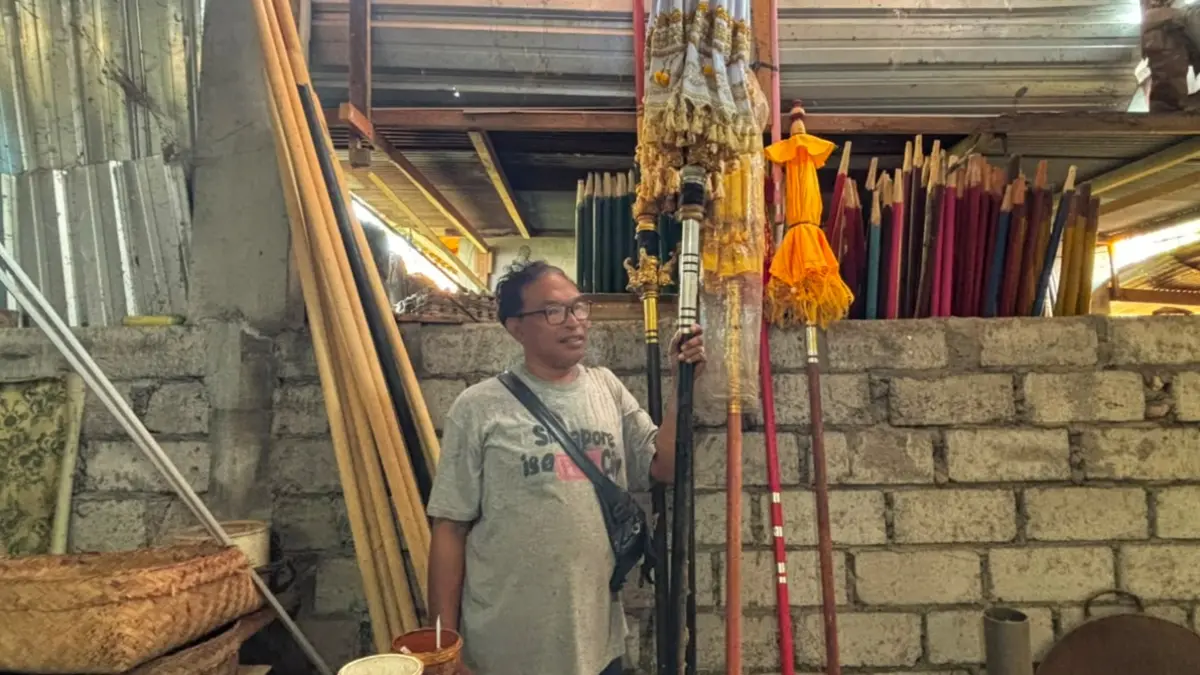 Anak Agung Gede Anom Suwastika, pengrajin tedung yang masih melestarikan kerajinan tradisional di Klungkung, Bali. (Foto Marsell Pampur) 