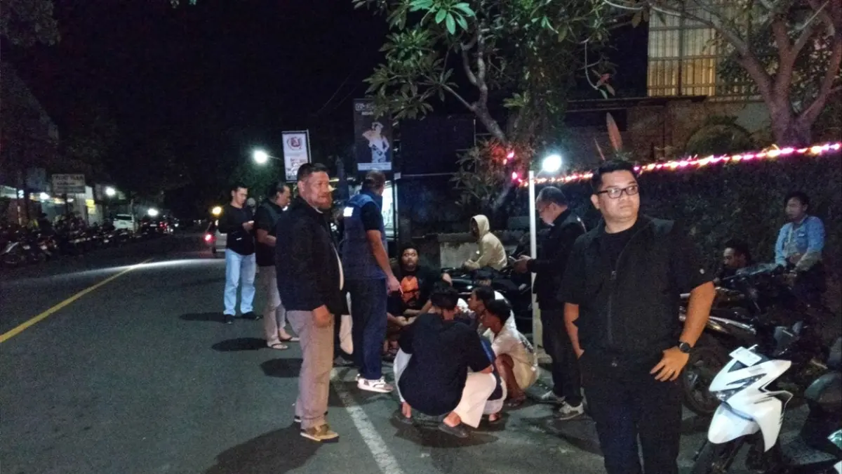 Kapolres Buleleng AKBP Ruzi Gusman memimpin langsung penertiban tempat hiburan malam. Dia menegaskan pentingnya kepatuhan aturan bagi tempat hiburan malam demi kepentingan bersama.(Foto Junior) 