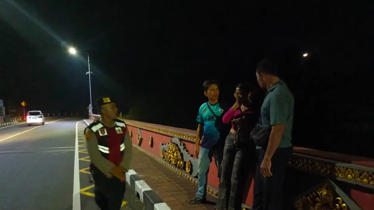 Polisi mengamankan NSM yang diduga berada dalam situasi berpotensi membahayakan dirinya di jembatan Shortcut Singaraja-Mengwitani Titik 8, Sabtu (20/6) malam. (Foto Polres Buleleng) 