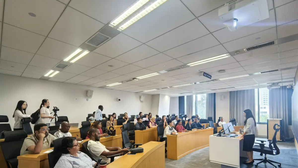 Suasana kuliah umum yang diisi oleh Prof. Zhong Xin, salah seorang pakar komunikasi internasional dan jurnalistik di Renmin University of China. (Foto Eka Prasetya)&nbsp;