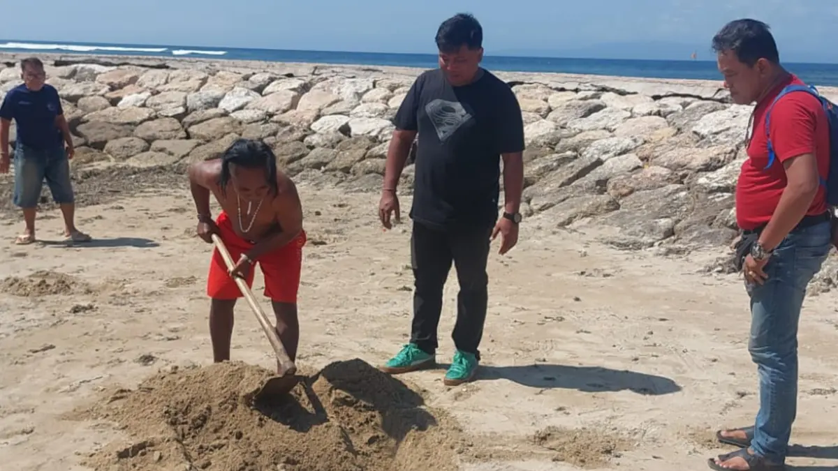 Tim melakukan pengecekan dan penggalian pada saluran air yang videonya sempat viral diduga membuang limbah ke Pantai Segara Ayu, Sanur. (Foto Adrian Suwanto) 