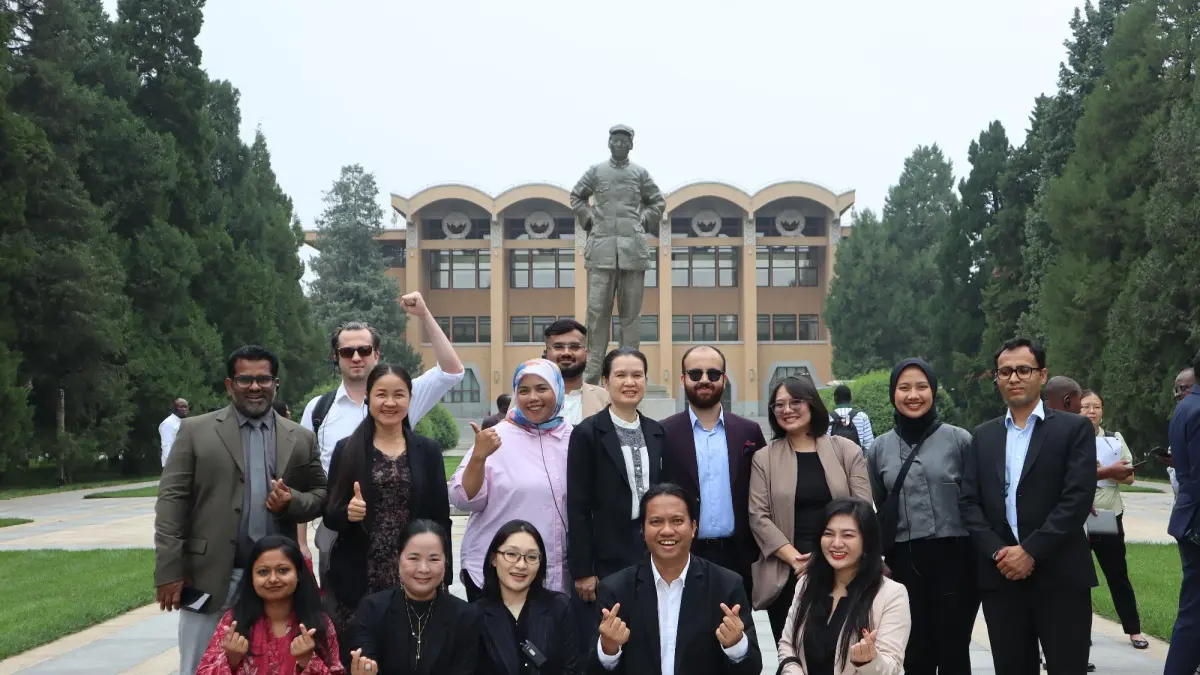 Foto bersama setelah dialog di sekolah partai milik Partai Komunis Tiongkok. Sekolah partai ini telah menempa jutaan kader dan pejabat.(Foto Eka Prasetya)&nbsp;