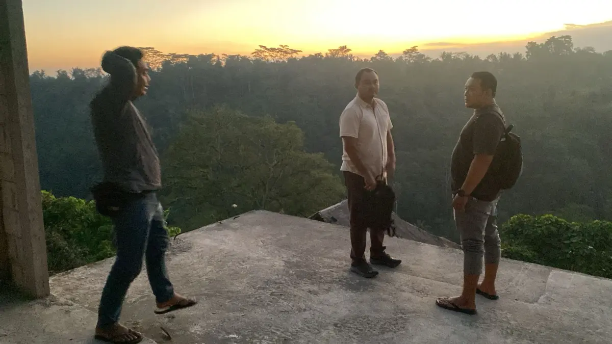 Petugas kepolisian mengecek lokasi proyek tempat korban bekerja serta meminta keterangan saksi untuk mengungkap identitas dan peristiwa yang terjadi. (Foto Polsek Ubud) 