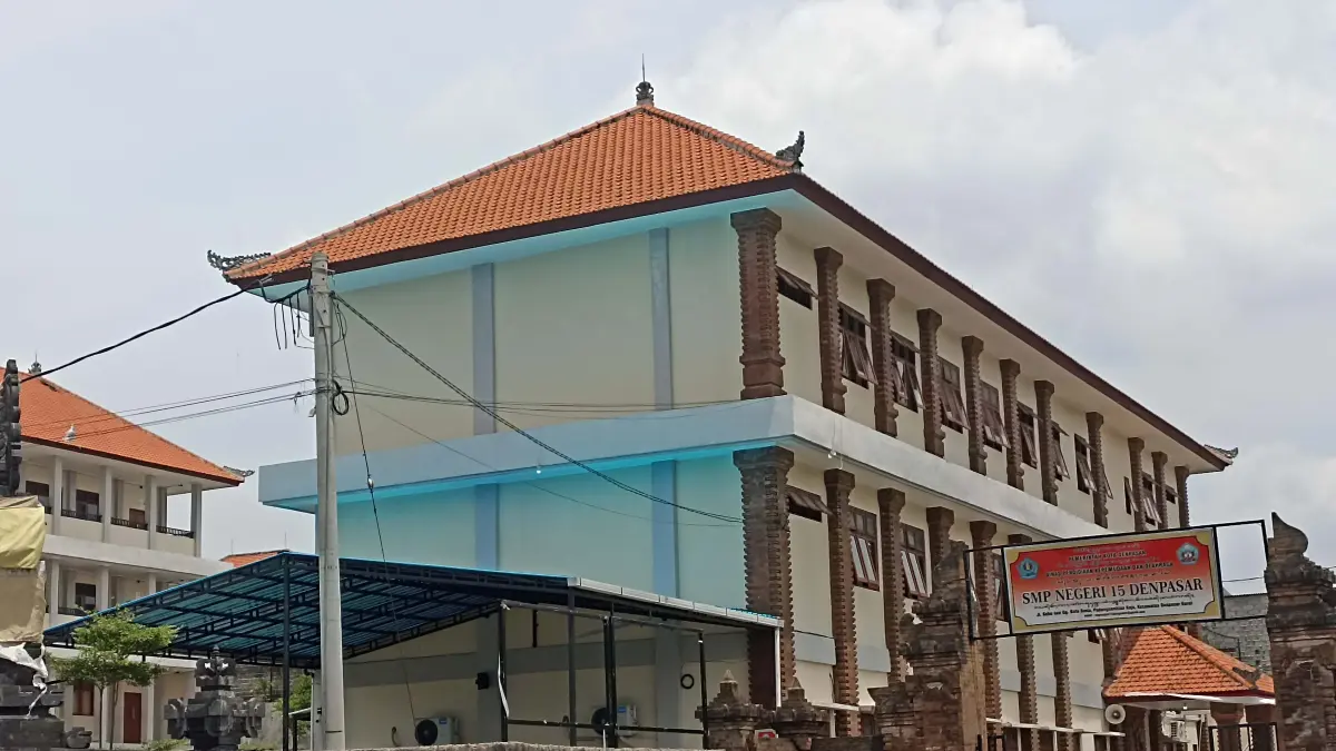 Salah satu lokasi posko layanan SPMB yang disiapkan, yaitu di lingkungan SMP Negeri 15 Denpasar, kawasan Denpasar Utara. (Foto Adrian Suwanto) 