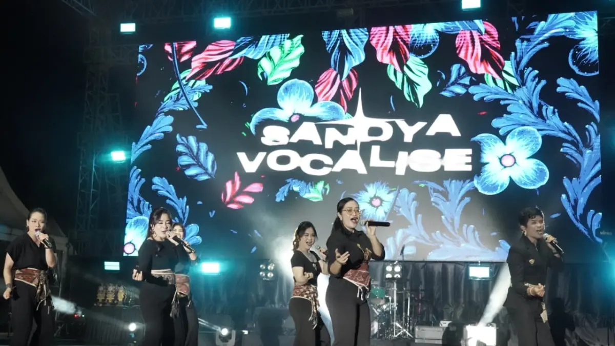 Grup Sandya Vocalise tampil menghibur penonton di panggung utama Karangasem Festival, malam Minggu (21/6) lalu. (Foto Zulfika Rahman) 