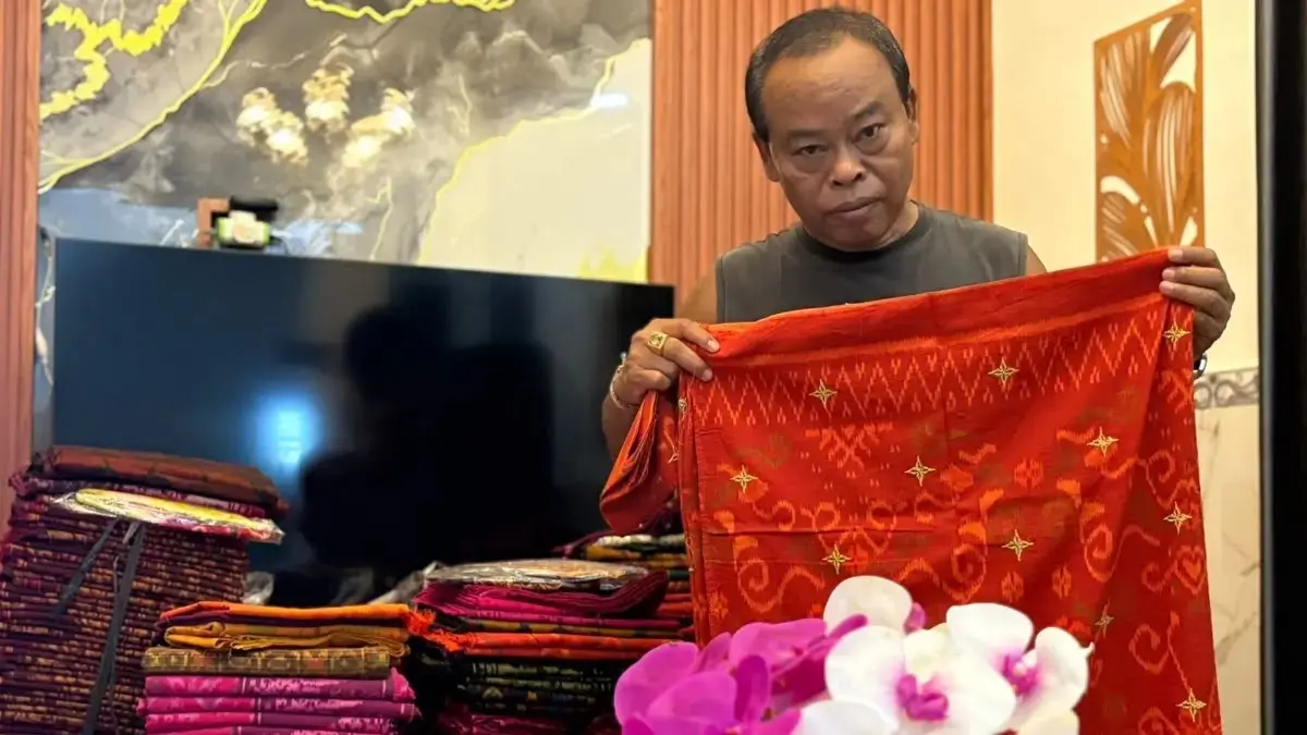 I Wayan Bagiarta, pelaku UMKM tenun ikat yang telah mempertahankan usahanya secara turun-temurun sejak tahun 1989.(Istimewa) 