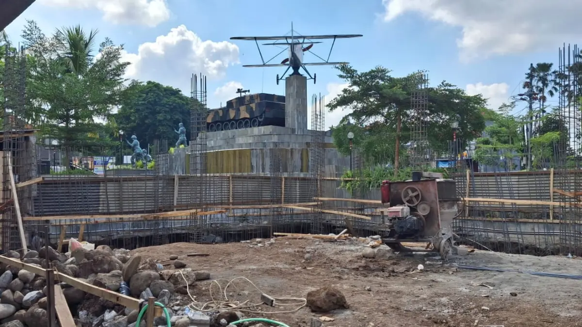 Pekerjaan revitalisasi Pasar Tradisional Taman Sari, Tabanan yang mulai dikerjakan Dinas PUPR Kabupaten Tabanan. (Foto Juliadi) 