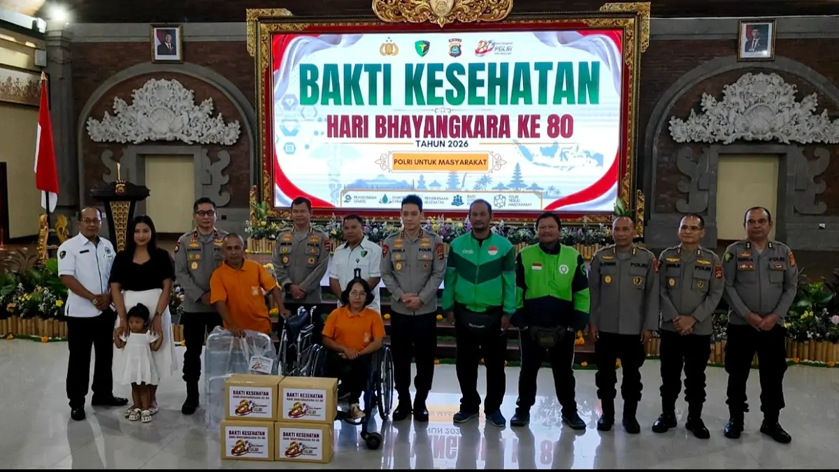 Petugas dari Biddokkes Polda Bali melayani warga dalam rangka Puncak Bakti Kesehatan Hari Bhayangkara ke-80 di Gedung Presisi Polda Bali. (Foto Adrian Suwanto) 