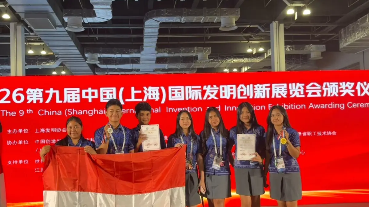 Dokumentasi perwakilan siswa SMAN 1 Denpasar saat menerima penghargaan dalam ajang Shanghai International Invention and Innovation Exhibition 2026. (Istimewa) 