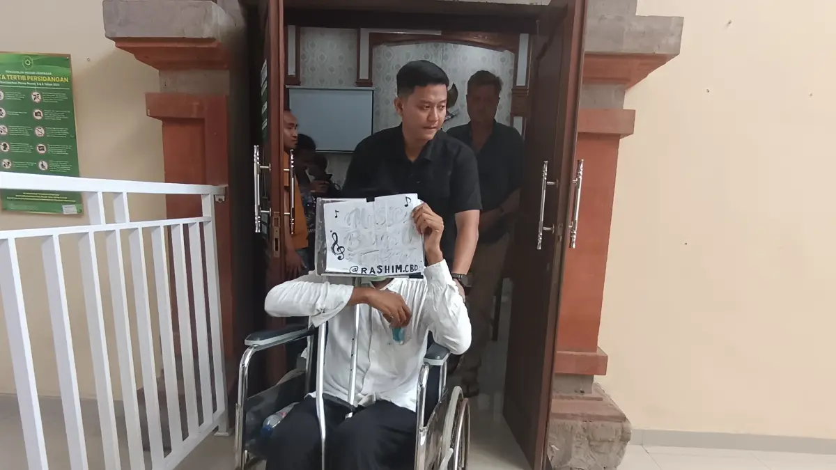 Nirul Rashim Abdoelrazak menutupi wajahnya usai menjalani sidang pembacaan putusan di Pengadilan Negeri Denpasar, Selasa (23/6) kemarin. (Foto M. Sandijaya) 