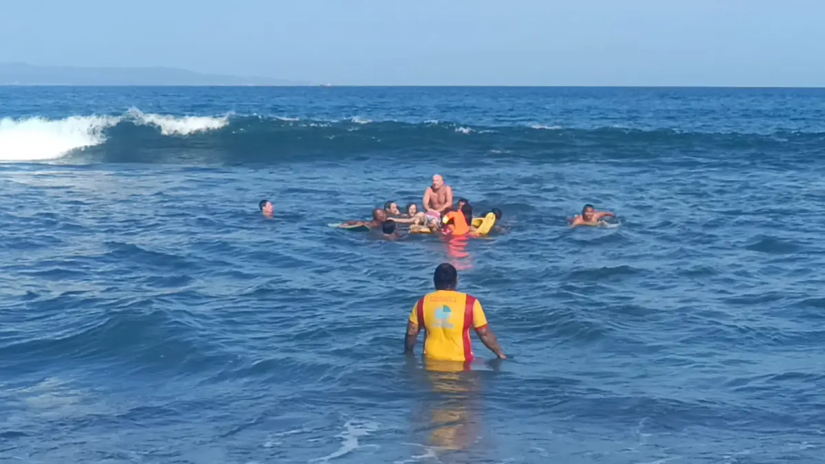 Proses evakuasi jenazah Ni Nyoman Murtiningsih yang ditemukan tidak bernyawa setelah terseret arus laut selama sekitar empat jam. (Istimewa) 