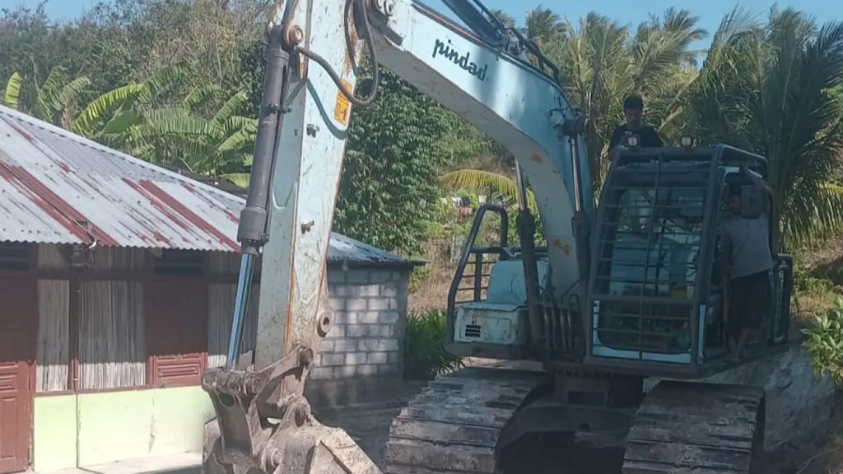 Alat berat dikerahkan warga Taklale, Kupang Timur, NTT, untuk membuka jalan bagi warga yang terisolasi. (Istimewa) 