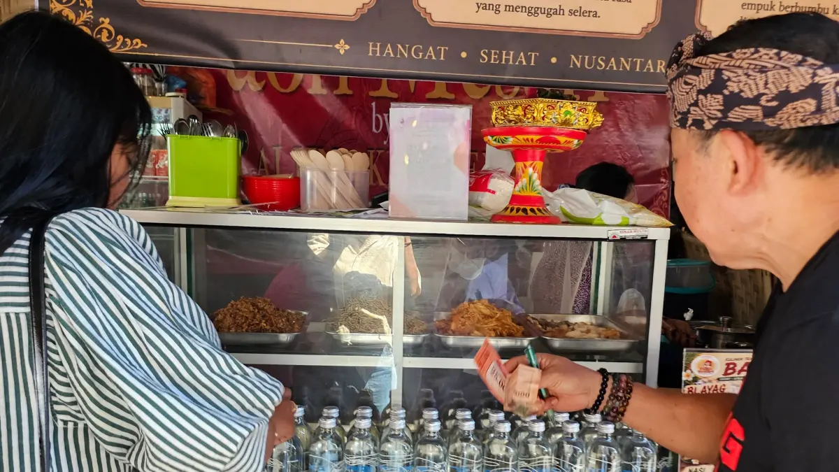 Salah satu stan makanan khas Bali yang dikelola pelaku UMKM selama penyelenggaraan Pesta Kesenian Bali XLVIII di kawasan Taman Budaya Art Center Denpasar. (Foto Ni Kadek Novi Febriani) 