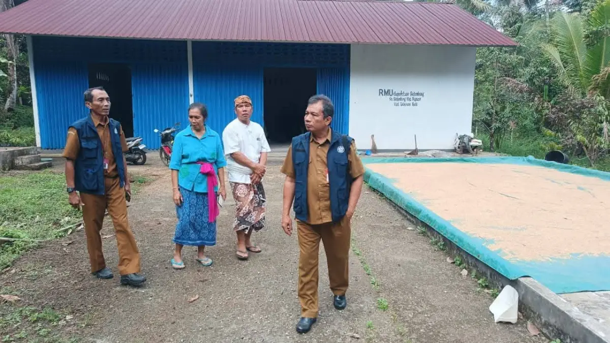 Tim dari Dinas Ketahanan Pangan dan Perikanan Tabanan melakukan pemantauan terhadap lumbung pangan masyarakat yang dibangun dengan bantuan Dana Alokasi Khusus pusat. (Foto Juliadi) 
