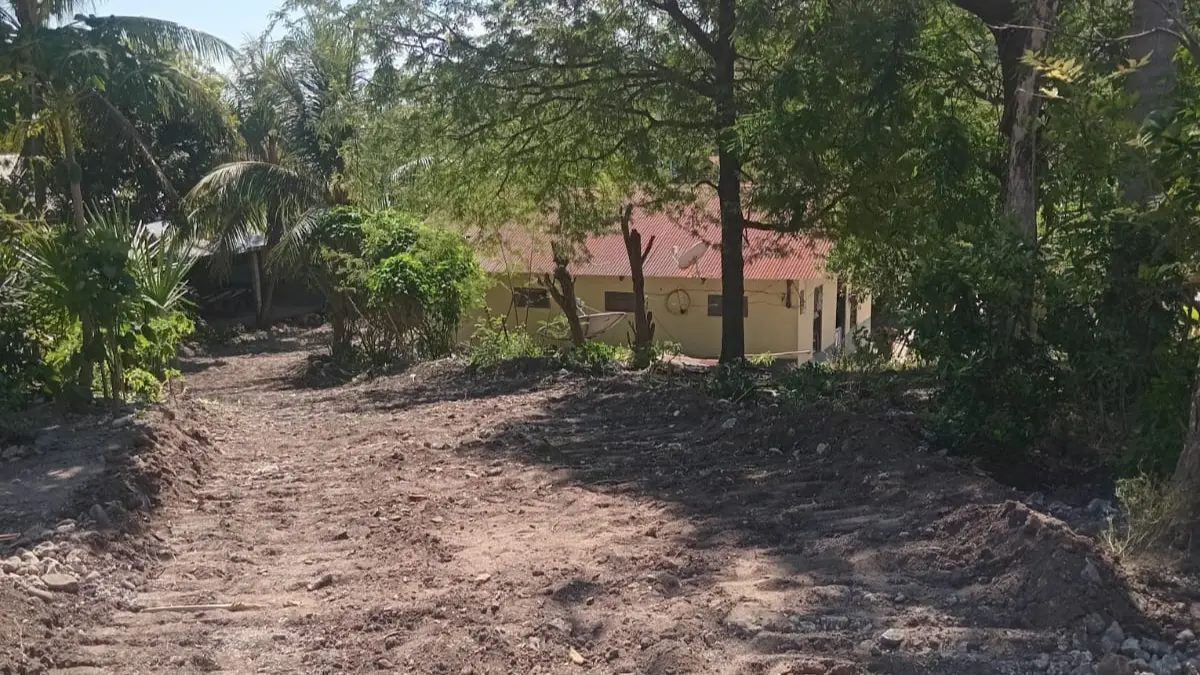 Warga Taklale, Kupang Timur, NTT, membuka jalan secara swadaya bagi warga yang terisolasi. (Istimewa) 