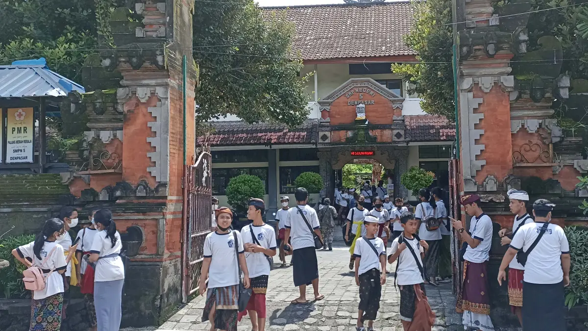 Suasana pengumuman hasil seleksi SPMB jenjang SMP Negeri di Kota Denpasar.(Foto Adrian Suwanto)&nbsp;