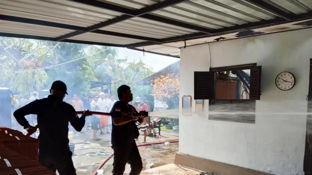 Kondisi rumah milik I Ketut Mustada, warga Desa Sudimara, Tabanan, yang terbakar saat Hari Raya Kuningan. (Foto Istimewa) 