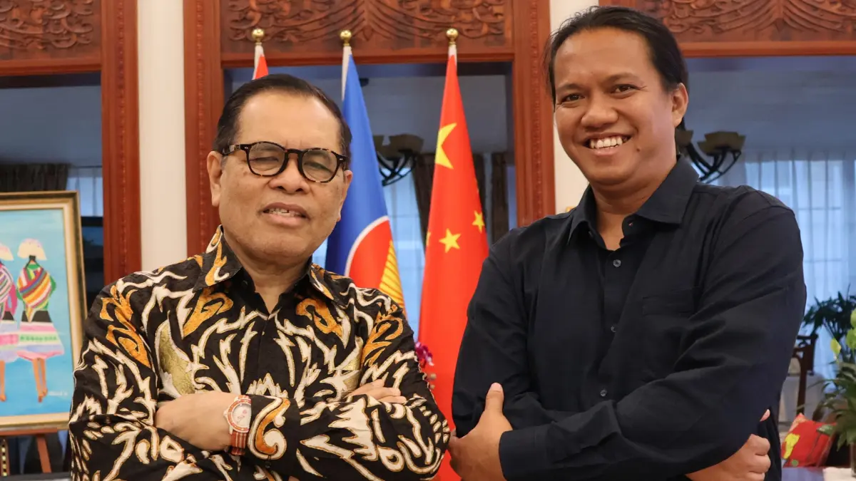 Wartawan Jawa Pos Radar Bali, Eka Prasetya (kanan) di Kedutaan Besar Republik Indonesia (KBRI) Beijing. Pada Rabu (24/6), kedutaan menggelar jamuan makan malam untuk menyambut rombongan Wakil Menteri Bappenas, Baleg DPR RI, dan DPD RI.(Foto Eka Prasetya)&nbsp;
