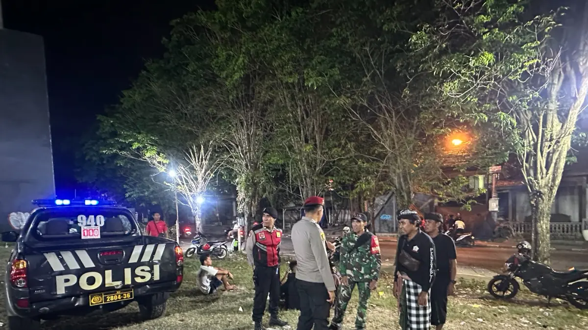 Aparat kepolisian bersama TNI AD dan Pecalang Desa Adat setempat melakukan olah TKP serta penyisiran di lokasi perkelahian berdarah di kawasan Jalan Raya Canggu, Kuta Utara, Badung, Sabtu (27/6) kemarin. (Foto Istimewa) 