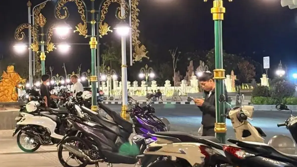 Sejumlah pemotor memarkirkan kendaraannya di atas trotoar kawasan Titik Nol Kota Singaraja. Satpol PP Buleleng akan menyiapkan skema pengamanan kawasan tersebut. (Foto Satpol PP Buleleng) 