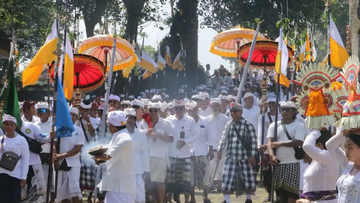 Suasana tradisi Ngerebek Pusaka Keris Ki Baru Gajah yang dilaksanakan oleh Puri Kediri dan Krama Desa Adat Kediri, Tabanan, pada Hari Raya Kuningan. (Foto Juliadi) 