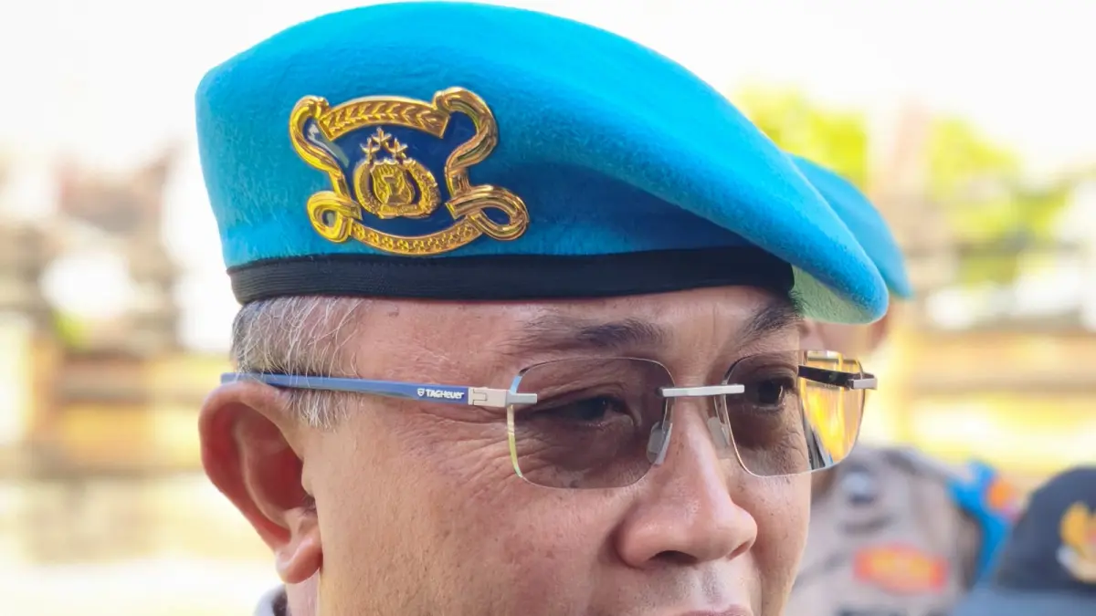 Kepala Bidang Propam Polda Bali, Kombes Pol I Ketut Agus Kusmayadi, S.I.K., S.H., memberikan keterangan terkait proses pemberhentian tidak dengan hormat terhadap mantan anggota Ditpolairud yang divonis bersalah dalam kasus TPPO 21 calon ABK KM Awindo. (Foto Andre Sulla) 