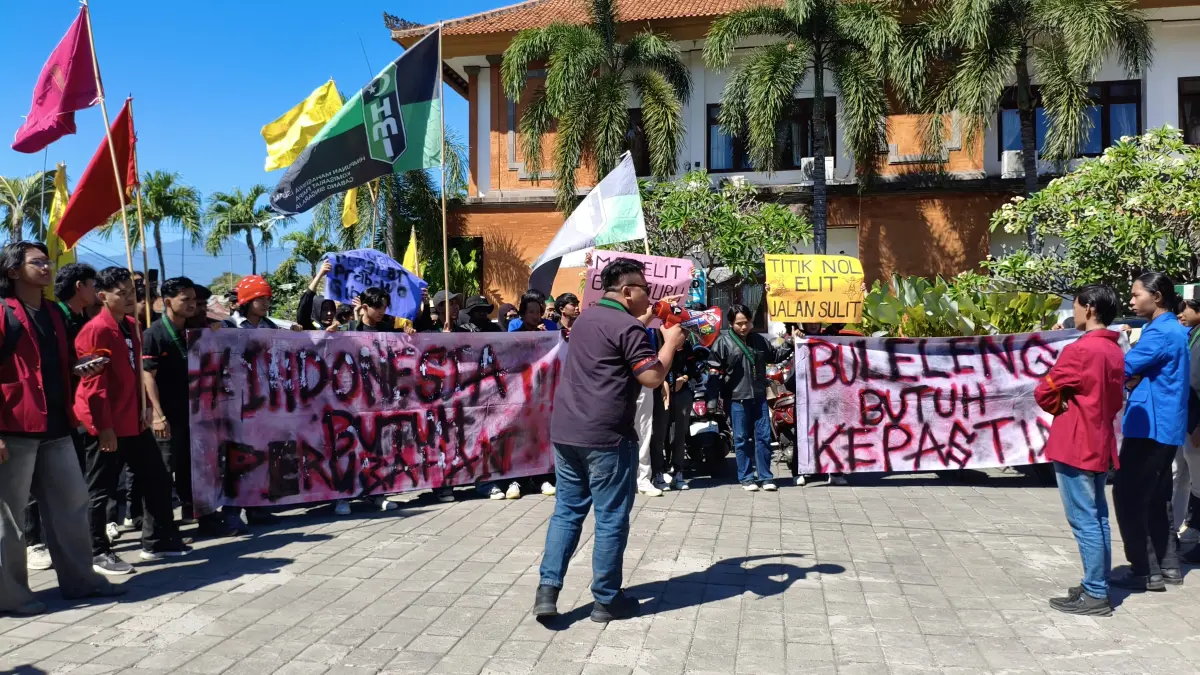 Aksi damai yang digelar Aliansi Cipayung Plus di halaman Gedung DPRD Kabupaten Buleleng. Massa kecewa karena tidak ada anggota dewan yang menerima mereka secara langsung. (Foto Junior) 