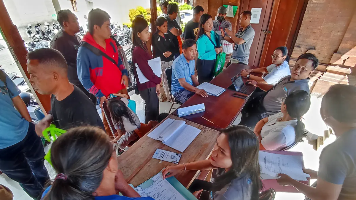 Ratusan orang tua siswa mendatangi kantor Disdikpora Denpasar. Mereka memohon agar anaknya dipindahkan ke sekolah yang lebih dekat dengan tempat tinggal. (Foto Adrian Suwanto) 