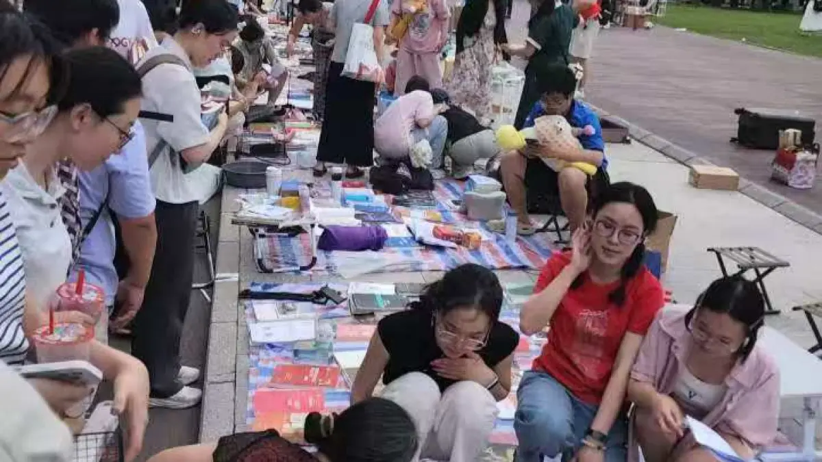 Pasar dadakan di Central Park, Renmin University of China. Para mahasiswa menjual sejumlah benda menjelang akhir semester.(Foto Eka Prasetya)&nbsp;