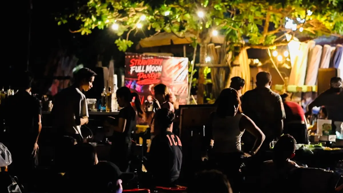 Ratusan wisatawan domestik dan mancanegara larut dalam kemeriahan Strawberry Full Moon Party Legian Beach 2026 di kawasan Pantai Legian, Senin (29/6) kemarin. (Foto Ayu Cilmy Event Organizer) 