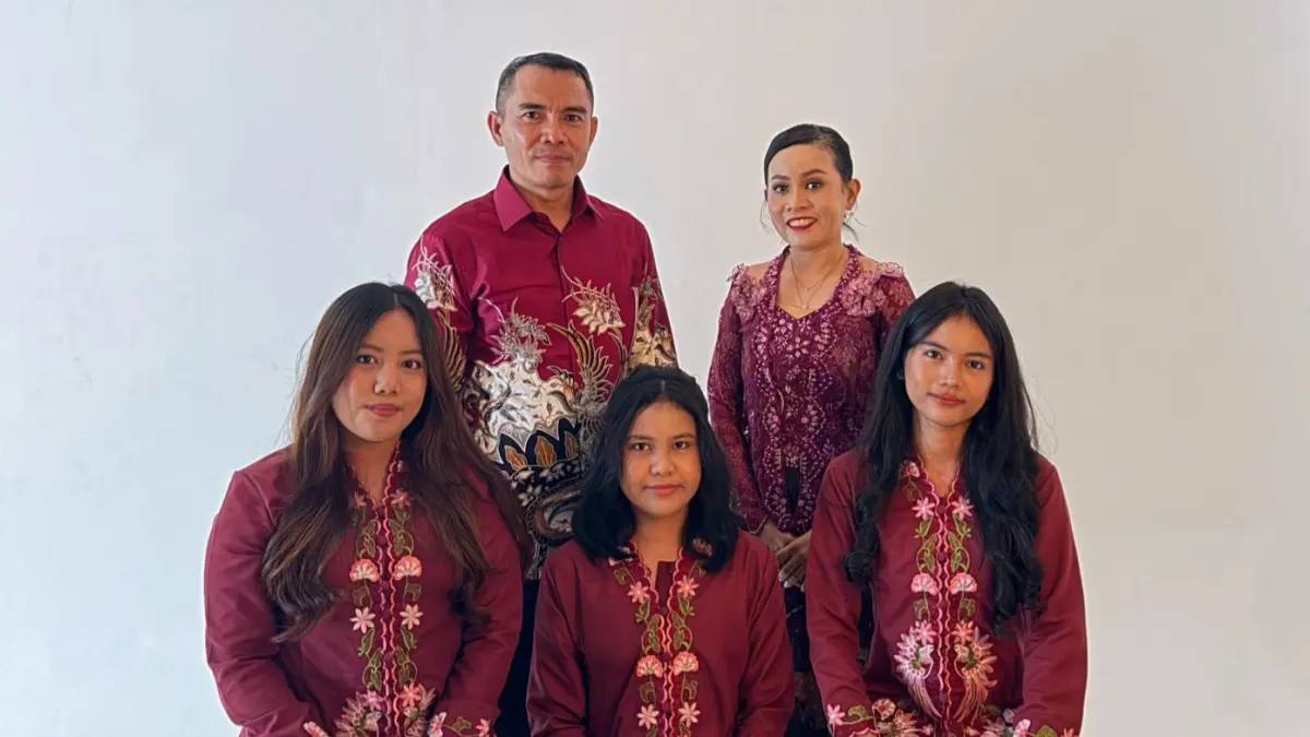 Yevika Mariany Adoe S.A.B,.,M.A.P foto bersama suami dan anak-anak. (Istimewa) 