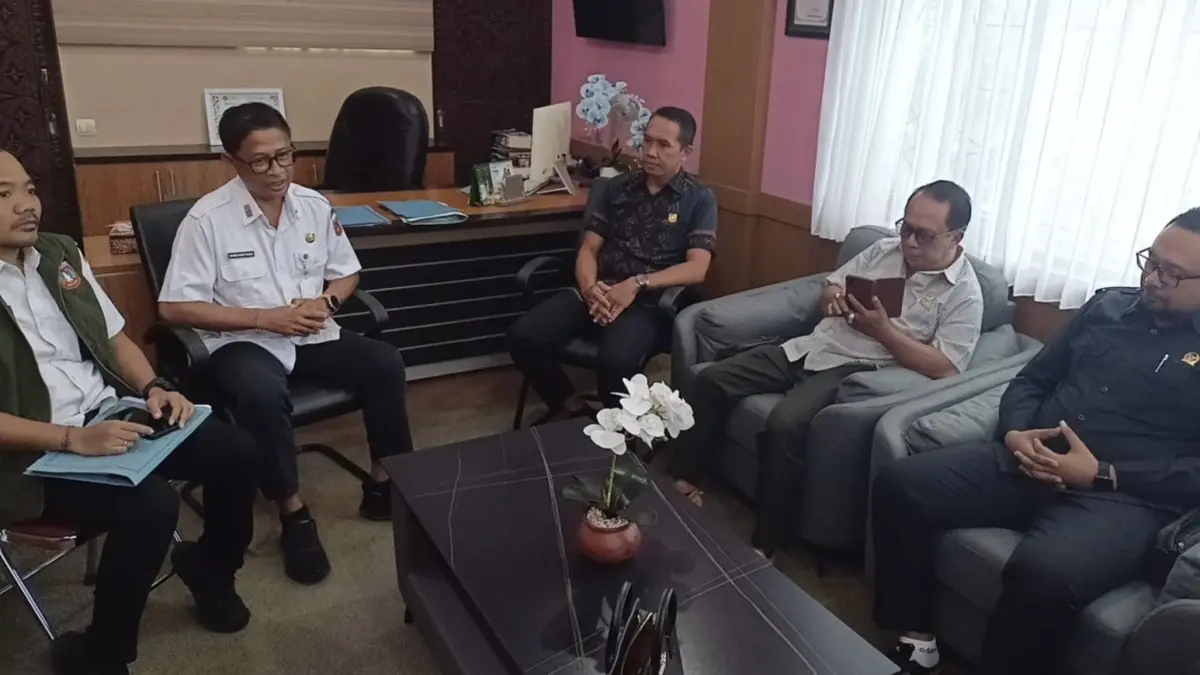 Rombongan Komisi IV DPRD Karangasem saat melakukan koordinasi ke Kantor Dinas Pendidikan, Pemuda, dan Olahraga (Disdikpora) Karangasem terkait pelaksanaan Seleksi Penerimaan Murid Baru (SPMB) Tahun Ajaran 2026/2027. (Foto Zulfika Rahman) 