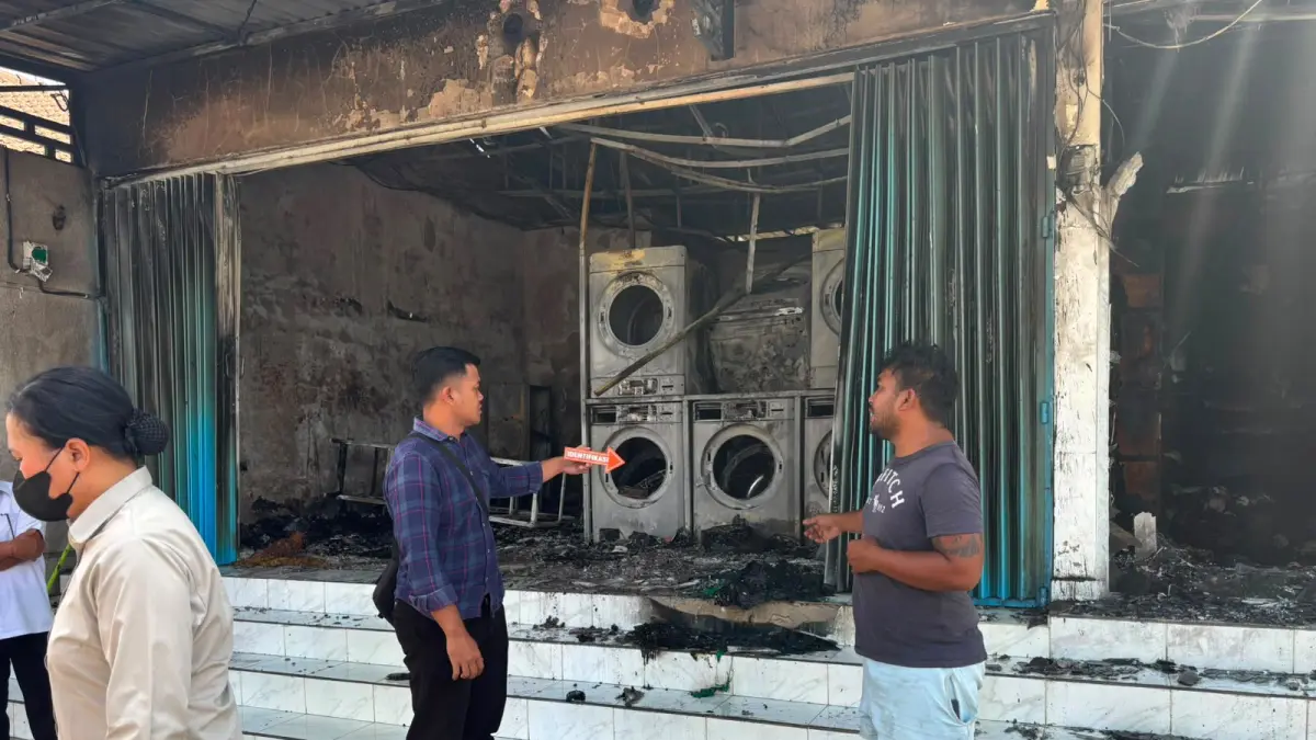 Suasana olah tempat kejadian perkara yang dilakukan petugas Polres Tabanan di lokasi usaha laundry di Banjar Dinas Malkangin, Desa Dajan Peken, Tabanan. (Foto Istimewa) 
