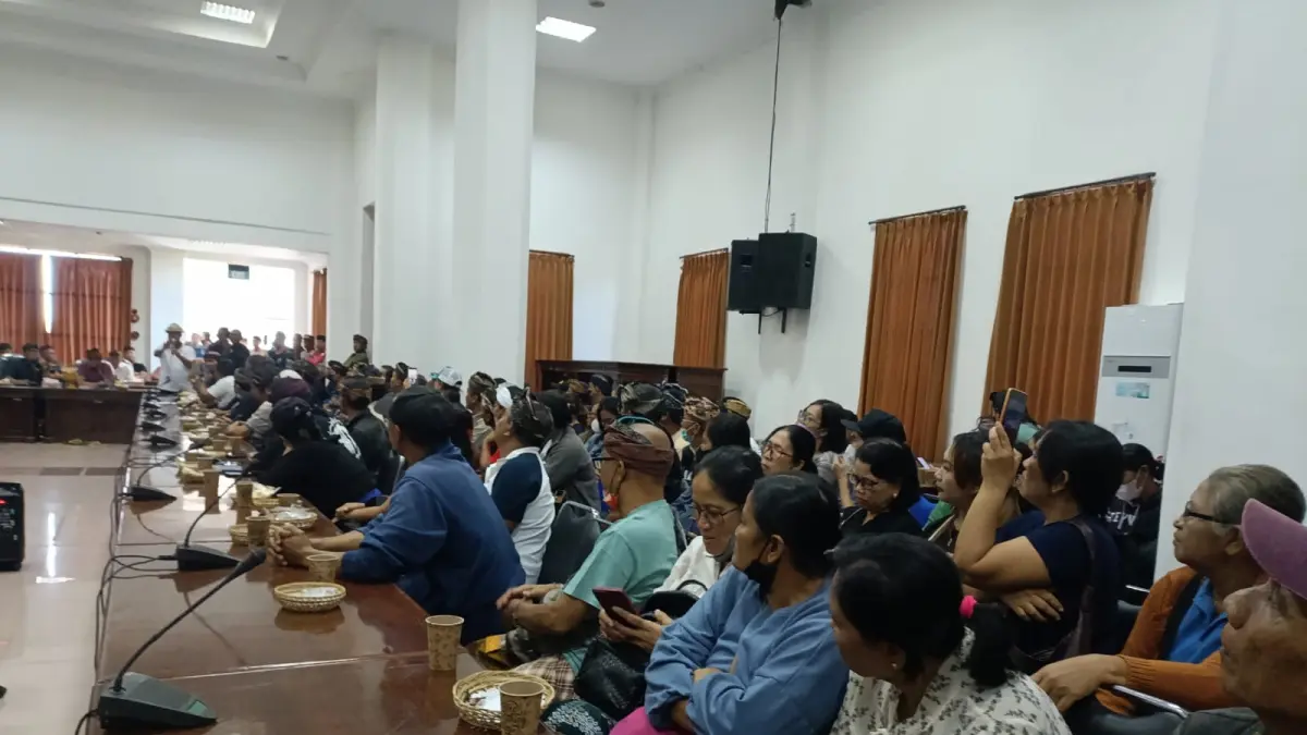 Menyampaikan aspirasi: Ratusan nasabah LPD Bedulu mendatangi Kantor DPRD Gianyar untuk meminta advokasi dan percepatan pengembalian dana simpanan. (Foto Istimewa) 