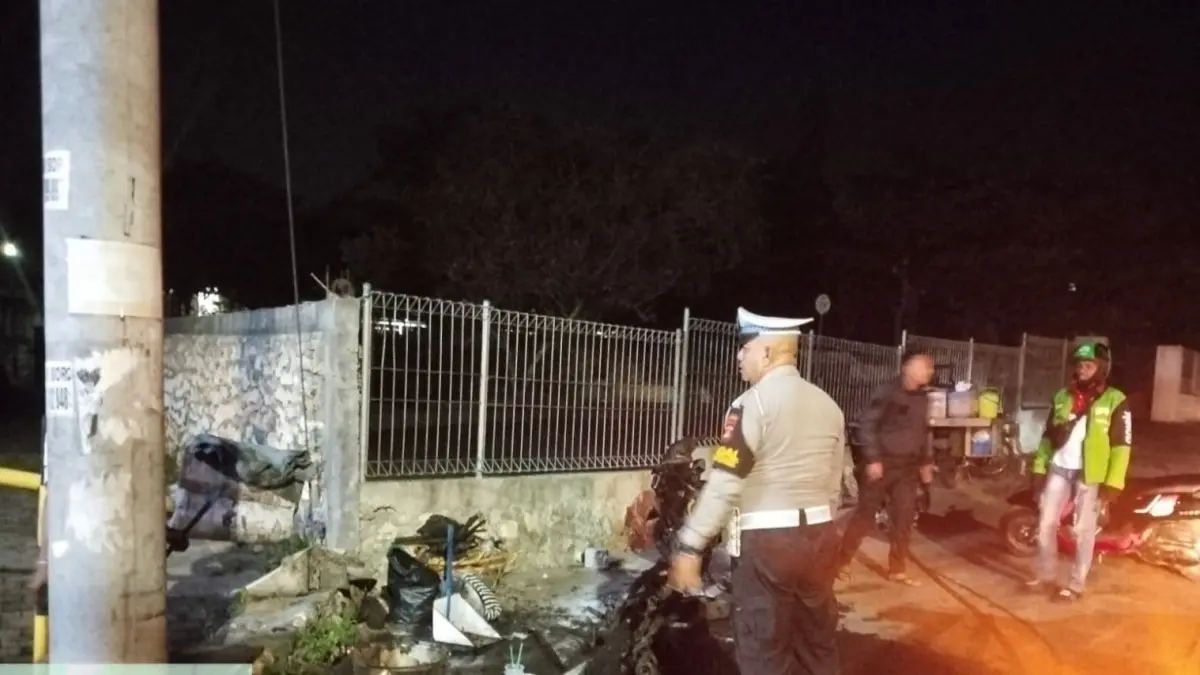 Petugas dan warga memeriksa sepeda motor beserta gerobak bakso yang terbakar di Jalan Raya Kampus Unud, Jimbaran, Kamis (2/7) kemarin. (Foto Istimewa) 