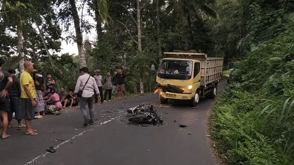 Petugas kepolisian melakukan olah tempat kejadian perkara pasca-kecelakaan maut di Desa Sibetan, Karangasem, yang menewaskan pengendara sepeda motor. (Foto Istimewa) 
