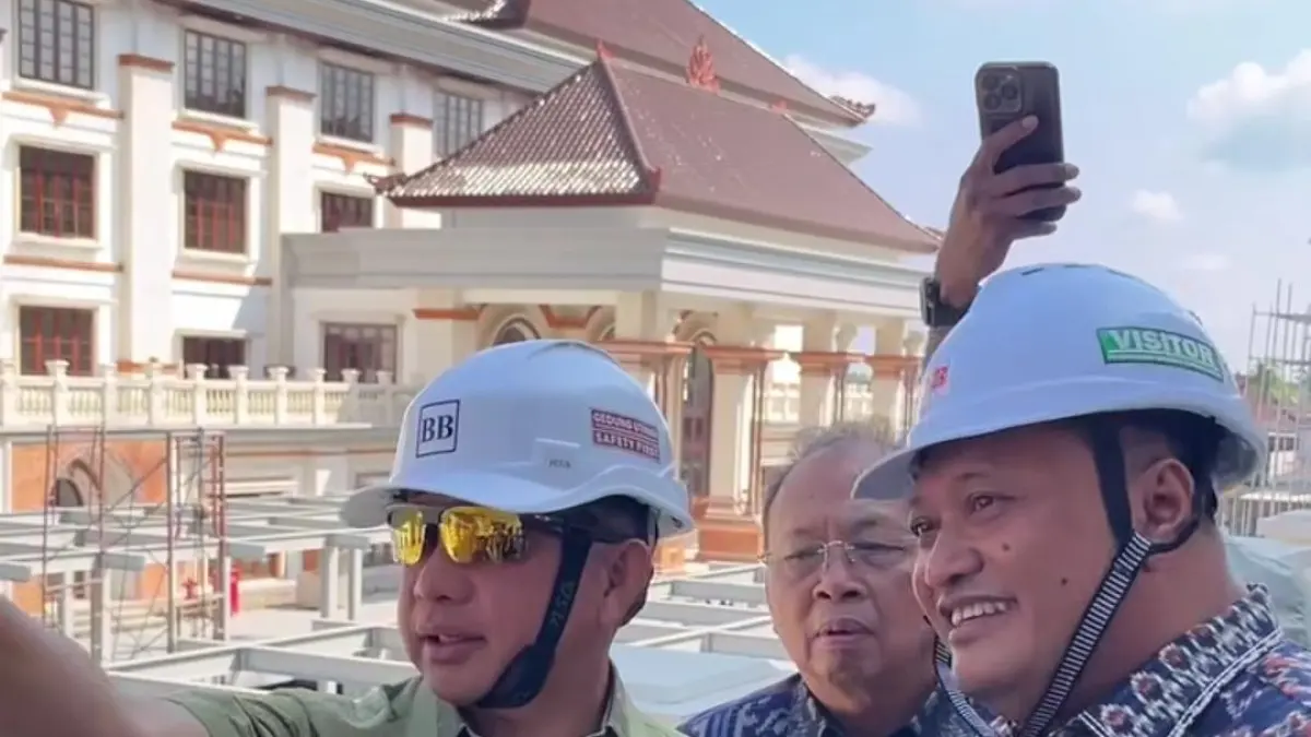 Mendagri Tito Karnavian didampingi Gubernur Bali I Wayan Koster dan Bupati Gianyar I Made Mahayasar saat meninjau lokasi pembangunan Pusat Pemerintahan Kabupaten Gianyar. (Foto Istimewa) 