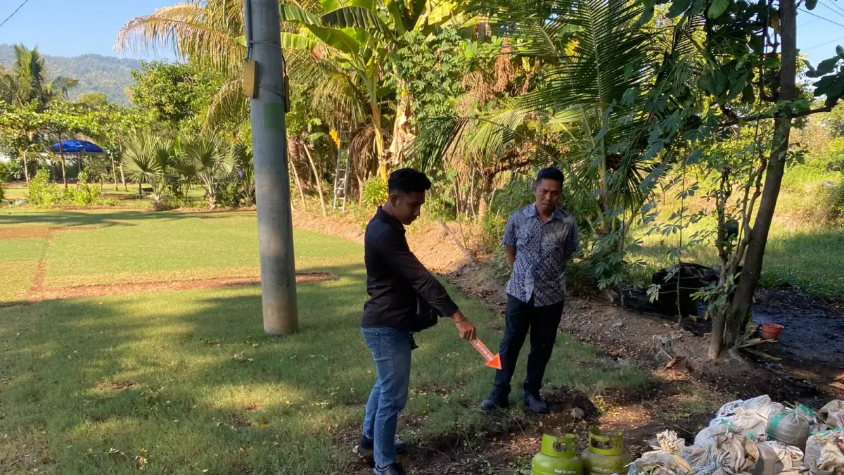Petugas kepolisian melakukan olah TKP di rumah milik Hariono, lokasi terjadinya percobaan pencurian. (Foto Polres Buleleng) 