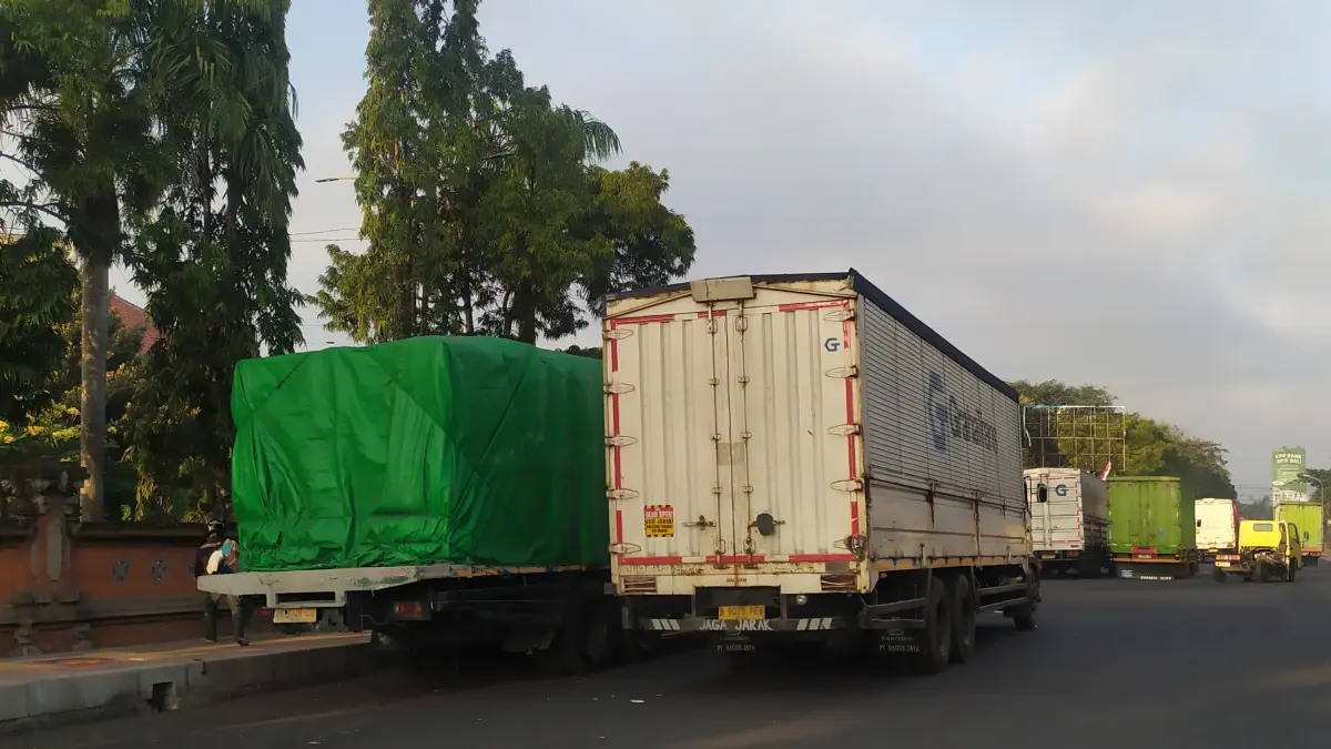 Sejumlah truk memakan separuh badan jalan nasional di depan Terminal Penumpang Gilimanuk. (Foto M. Basir) 