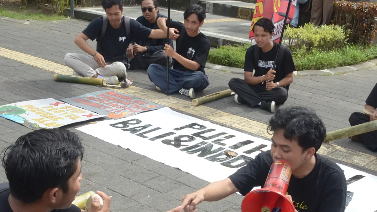 Mahasiswa yang tergabung dalam FRONTIER Bali melakukan aksi damai di depan monumen perjuangan Bajra Sandhi, Senin (6/7). Mereka berorasi dan teatrikal mengkritisi kebijakan pemerintah sekarang yang penuh dengan korupsi serta harga kebutuhan pokok serta BMM yang naik.(Foto Adrian Suwanto)&nbsp;