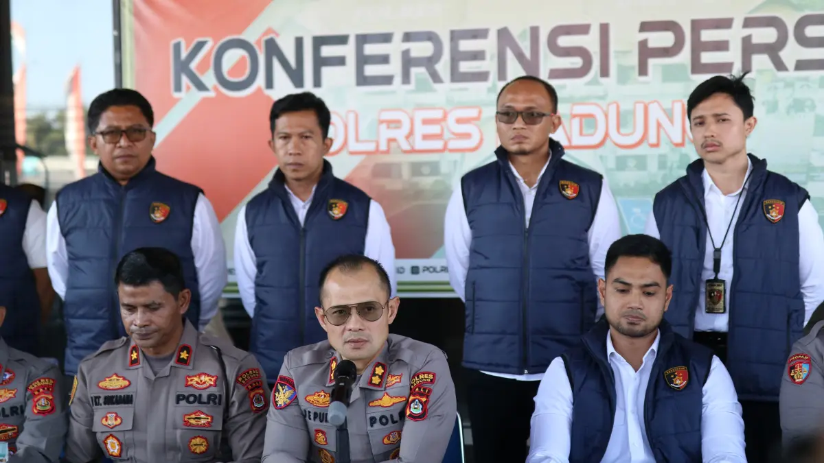 Kapolres Badung AKBP Joseph Edward Purba saat memberikan keterangan pers terkait penetapan tersangka kasus dugaan korupsi pengelolaan dana LPD Desa Adat Mambal di Mapolres Badung, Senin (6/7) kemarin. (Foto Polres Badung)&nbsp;