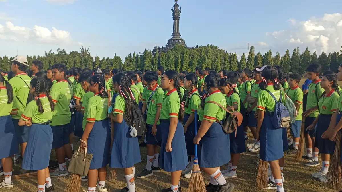 Apel Siaga Pilah Sampah di Lapangan Margarana Niti Mandala, Denpasar, kemarin (7/7) sore. (Foto Adrian Suwanto) 