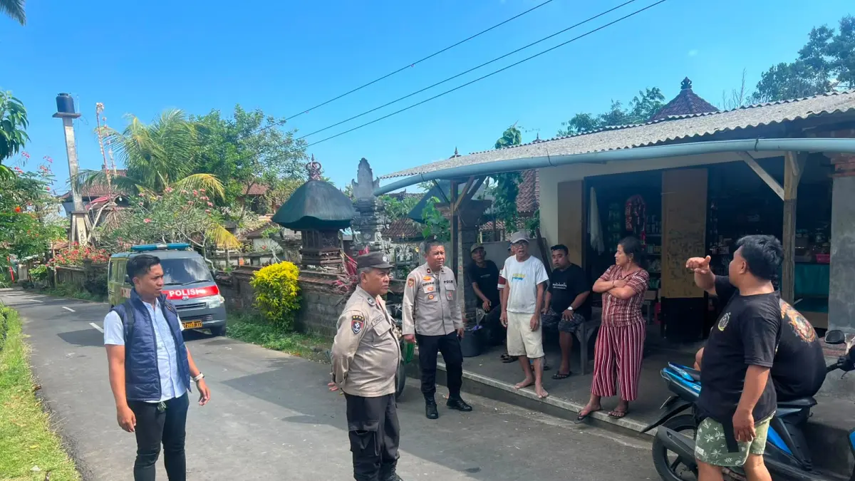 Petugas dari Polsek Gianyar saat melakukan pengecekan di lokasi kejadian serta penanganan korban.(Istimewa)&nbsp;

&nbsp;