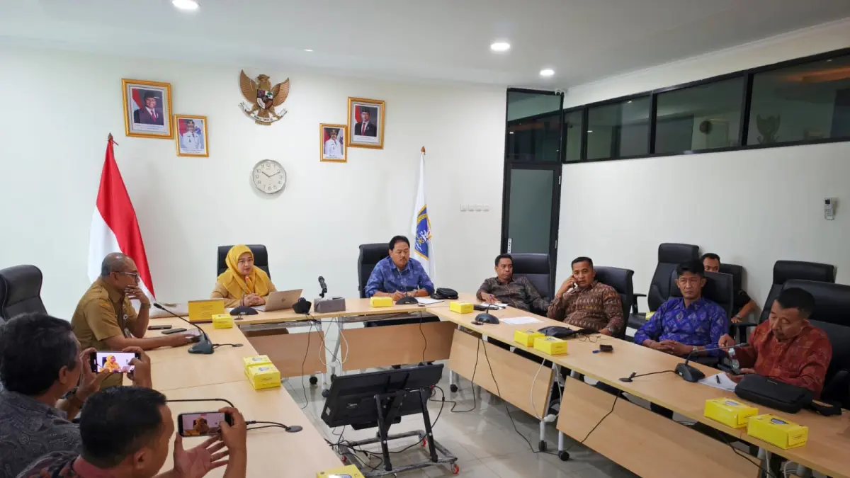 Sekretaris DPRD Bali I Ketut Nayaka memimpin rombongan Humas DPRD Bali dan Forum Wartawan DPRD Bali saat melakukan studi banding ke Dinas Tenaga Kerja, Transmigrasi, dan Energi (Disnakertrans) DKI Jakarta, Selasa (7/7) kemarin. (Foto Andre Sulla)&nbsp;