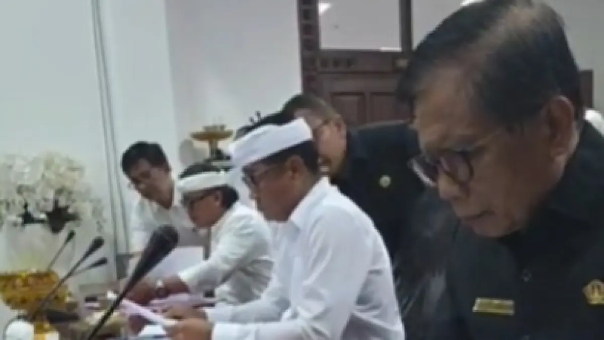 Ketua beserta Anggota DPRD Gianyar saat menengahi persoalan yang terjadi di LPD Bedulu antara pihak pengurus dan perwakilan nasabah.(Istimewa)&nbsp;